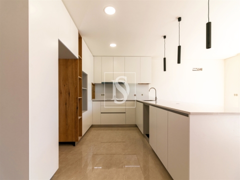 Moradia Geminada T4 com 2 Suites em Palmeira, Braga